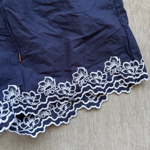 draper james navy blue & white floral trim casual flowy shorts🤍 - Picture 4 of 6